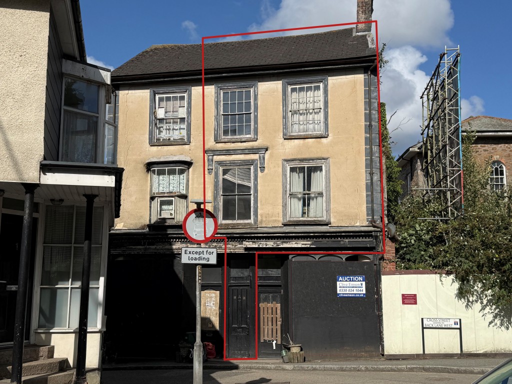 Lot: 51 - RESIDENTIAL INVESTMENT IN CENTRAL LOCATION - Front elevation outlined in red